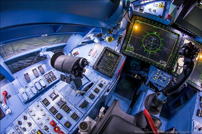 Hệ thống mô phỏng có thể dùng để huấn luyện phi công các thao tác cất, hạ cánh, chiến đấu, tiếp dầu trên không
